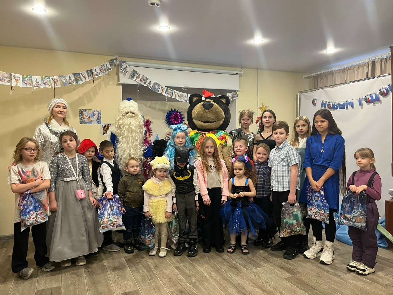 Сегодня в актовом зале Комплексного центра социального обслуживания населения для детей прошли праздничные ёлки!