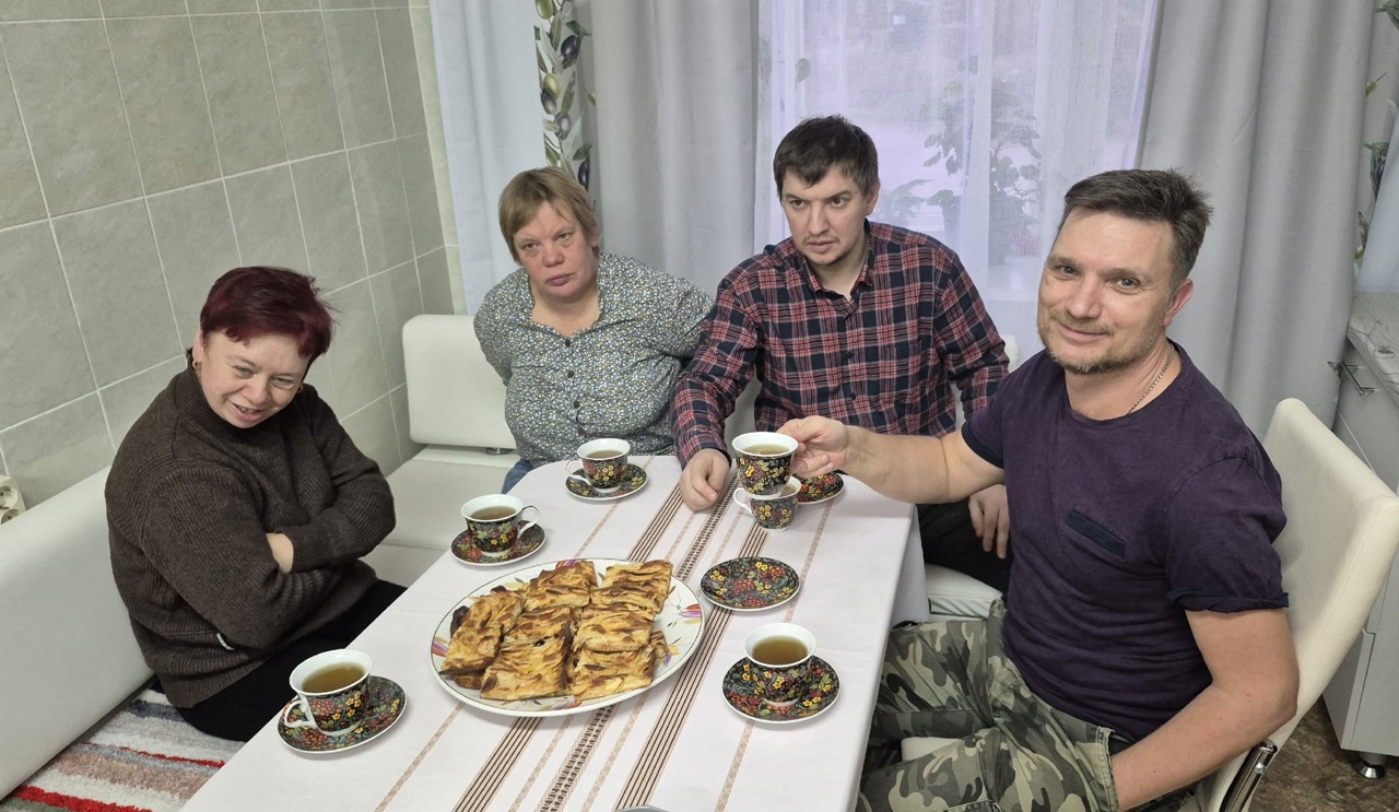 Какой же вкусный пирог приготовили вчера ребята из социально - реабилитационной службы "Мы вместе".