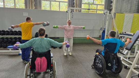 Занятие под руководством инструктора по адаптивной физкультуре