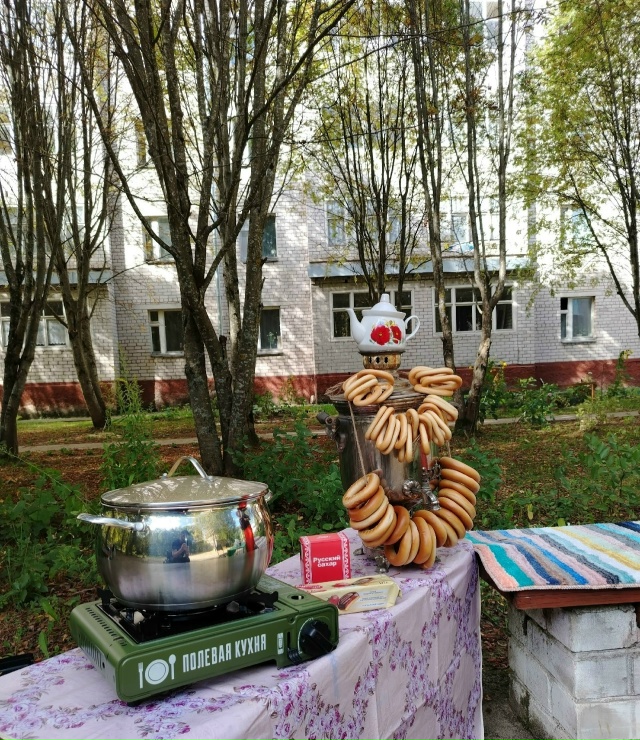 Овощное рагу и чай с баранками